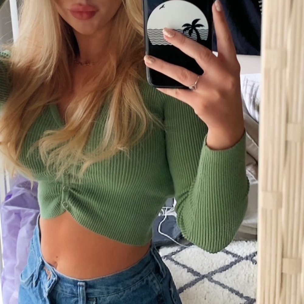 Kendal and Kylie olive green crop top cardigan💚 size small